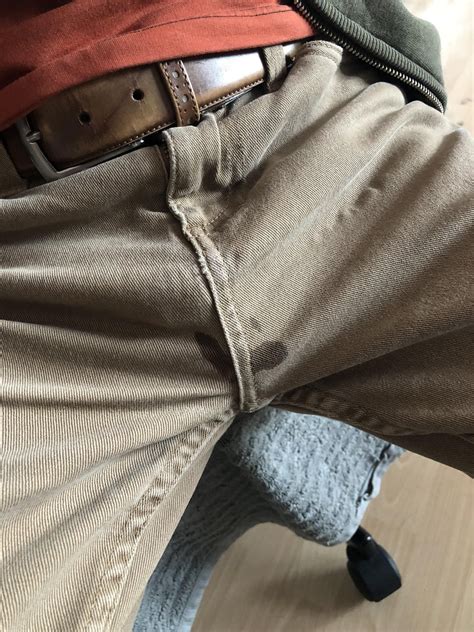 Jerking my cock and precumming through my pants then。